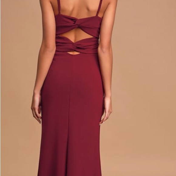 NWT! Two knotted details that create a cutout back for a stunning look! - Picture 3 of 6